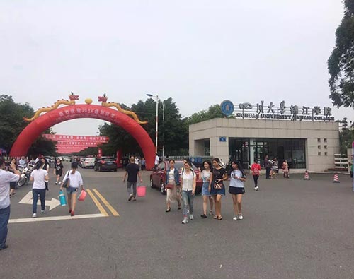 四川大学锦江学院10000平米篮球场历经45日完工